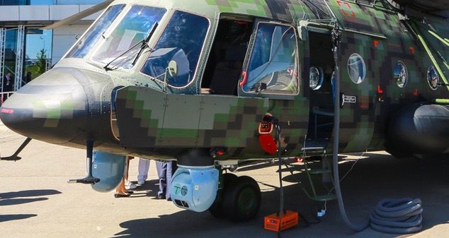 Dwie głowice optoelektroniczne pod nosem Mi-171Sz-NW, opancerzenie kabiny oraz lina desantowa 