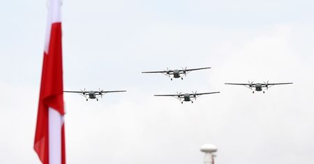 3 maja 2019: W piątek defilada przejdzie ulicami Warszawy. Paradę wojsk i służb mundurowych będziemy podziwiać na Wisłostradzie
