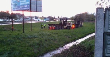 Amerykańskie ciężarówki "zaparowały" nad rzeczką