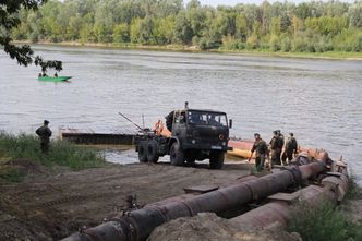 Wojsko przywiozło pierwsze elementy mostu pontonowego na Wisłę