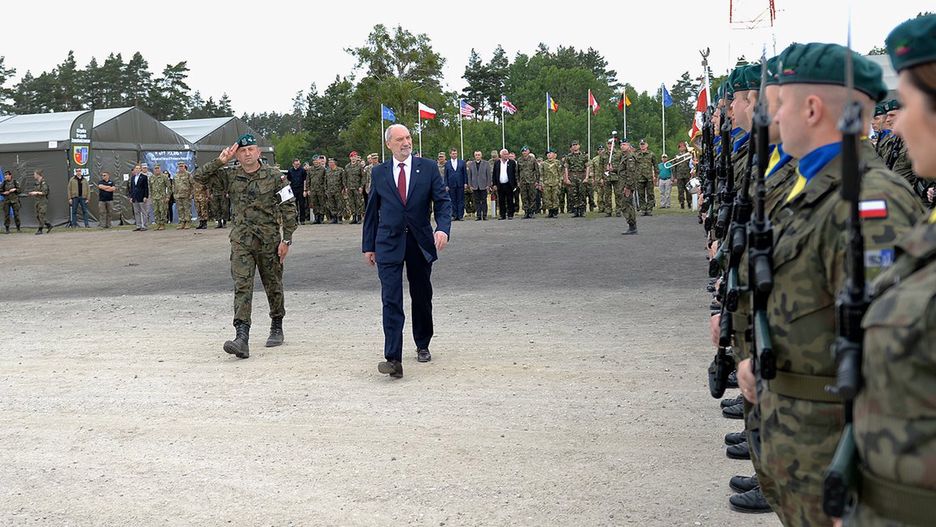Minister obrony Antoni Macierewicz na manewrach wojskowych.