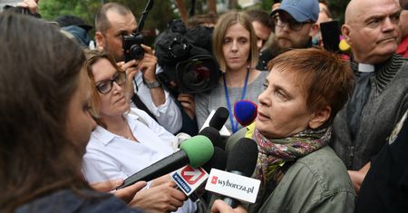 Posłowie PO pomagają Ochojskiej zdobyć przepustkę do Sejmu. "Nie ustępuję"