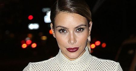 Piersi na przód! Kim Kardashian znów prezentuje swój potężny biust