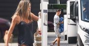 Małgorzata Rozenek w jedwabnej bieliźnie i bez makijażu pakuje rodzinę do luksusowego kampera. Paparazzi mieli co fotografować!