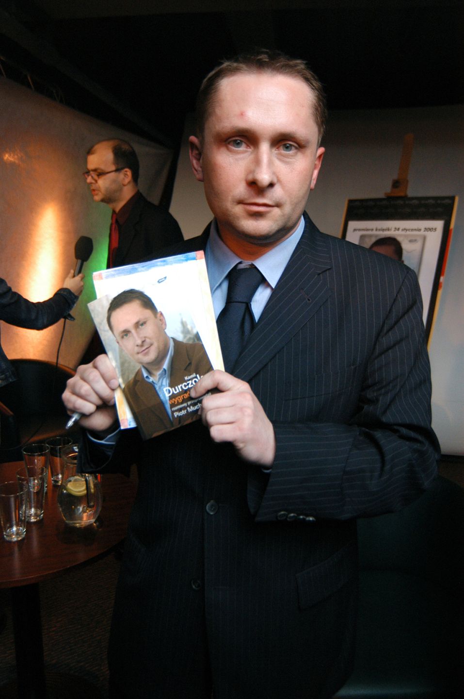 scena z: Kamil Durczok
SK: promocja ksi¹¿ki Kamila Durczoka i Piotra Mucharskiego - "Wygraæ zycie", ksi¹¿ka Kamila Durczoka i Piotra Mucharskiego, styczeñ 2005
fot. Warda/AKPA