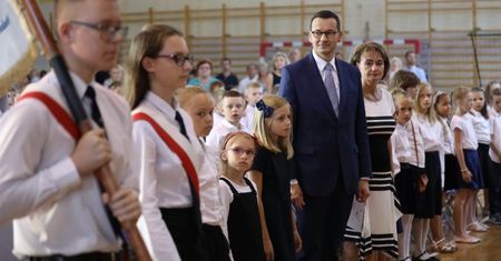 Pierwszy dzień szkoły 2019. Mateusz Morawiecki w szkole w Pruszkowie: tu rodzi się wiedza