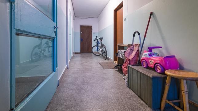 Rzeczy blokujące korytarze w blokach zarządcy mogą usuwać nawet bez zgody właścicieli