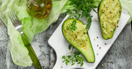 Pasta z awokado. Możesz używać zamiast masła