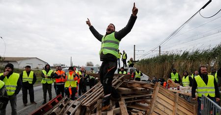 Kulejąca prezydentura Macrona. Prezydent tonie w protestach i kreuje nowych wrogów