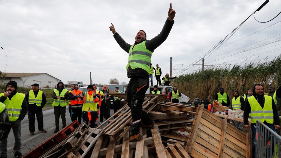 Protesty "żółtych kamizelek" sparaliżowały Francję