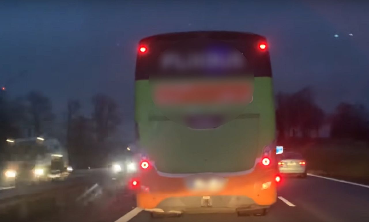 Blokował karetkę na autostradzie A4. Kara dla kierowcy busa