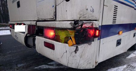 Uszkodzony autokar miał wozić dzieci. Kierowca naprawił go taśmą
