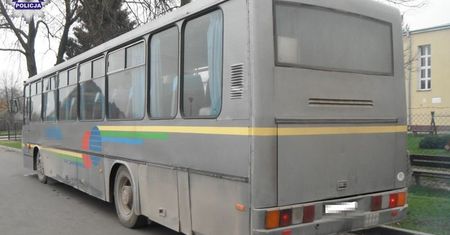 Kierowca "pod wpływem" wiózł dzieci do szkoły
