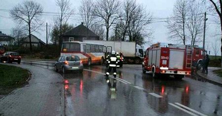 Dwie osoby ranne po zderzeniu autobusu z ciężarówką