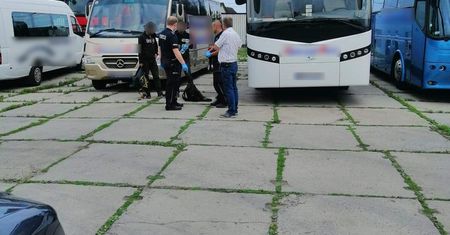 Ukryli się pod podwoziem autokaru. Zatrzymano Algierczyków i Syryjczyka