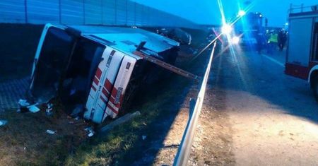 Wypadek autokaru wycieczkowego na A2. Są ranni