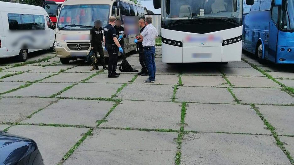 Mężczyźni ukryli się w przestrzeni wokół koła zapasowego