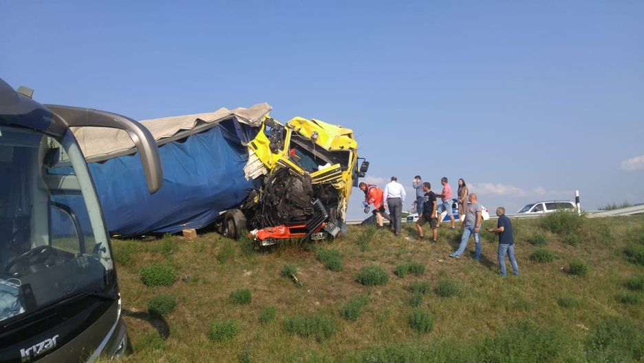 Polski autokar wiozący turystów zderzył się na autostradzie na Węgrzech z pojazdem dostawczym
