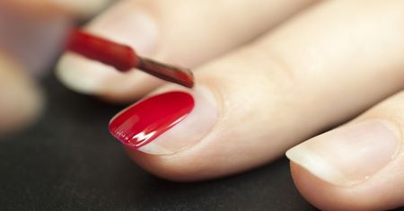 Hybrydowe lakiery - najmodniejsze kolory na imprezę