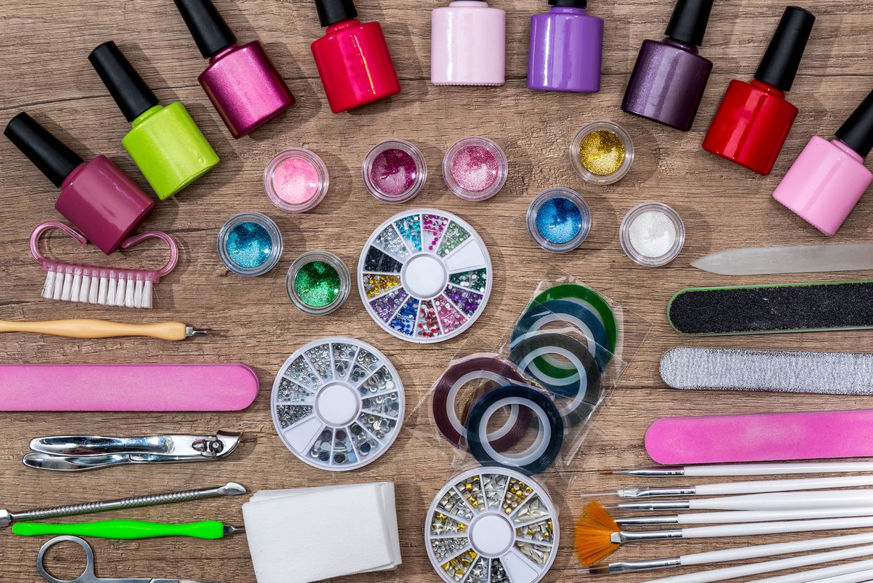 Aby profesjonalnie pomalować paznokcie, musisz uzupełnić swoją kosmetyczkę o kilka kosmetyków i akcesoriów do manicure. 