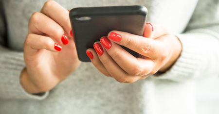 Nailboutin manicure. Intrygujący trend podbija Instagram. Jak go zrobić?