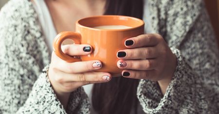 Czarne paznokcie. Modny manicure z ciekawymi zdobieniami lub efektem matu