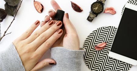 Lampa do paznokci – mały salon manicure w domu