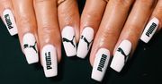 Nowy trend w manicure: logo na paznokciach