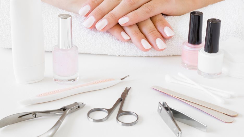 Białe paznokcie to uniwersalny manicure, który pasuje do każdej stylizacji.