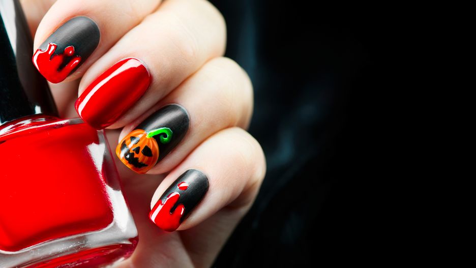 Paznokcie na halloween. Najmodniejszy mroczny manicure