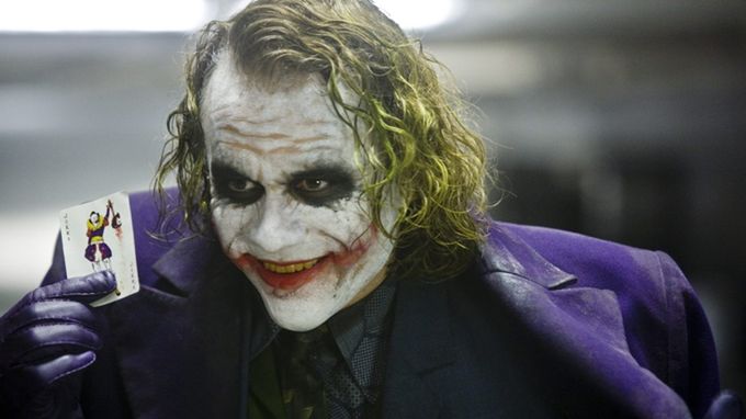 A oto "prawdziwy" Joker. Heath Ledger w roli Jokera. Kadr z filmu "Mroczny Rycerz"