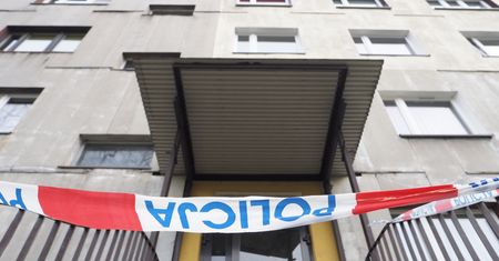 Łódź. Zwłoki na klatce schodowej. Starsza pani nie mogła wyjść z mieszkania