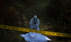 Znaleźli zwłoki w lesie. Policja podejrzewa ich o zabójstwo