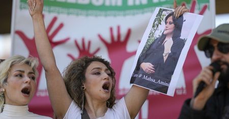 „Dotykasz jednego, dotykasz nas wszystkich” – protestujący potępiają przemoc wobec kobiet w Barcelonie
