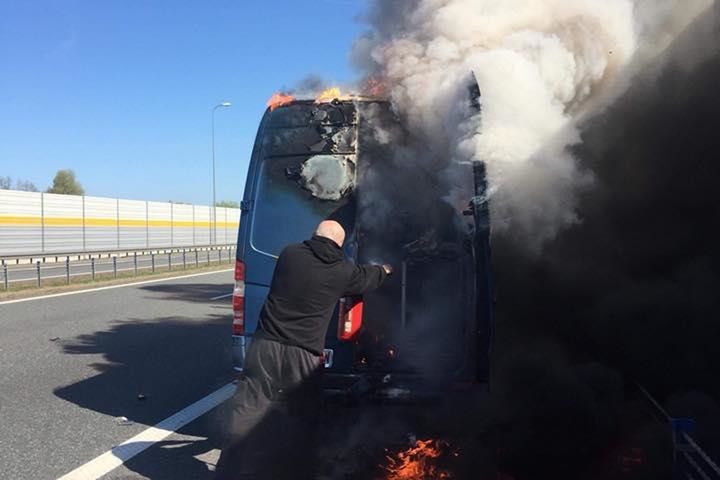 Polski zespół miał wypadek. Ich bus stanął w ogniu