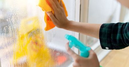 Prosty sposób na zaparowane okna. Wymieszaj 2 składniki i spryskaj szyby