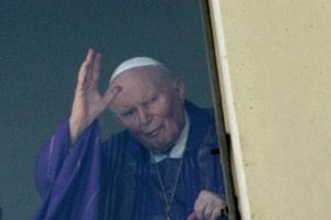 Papież w szpitalnym oknie