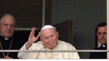 Papież udziela błogosławieństwa wiernym