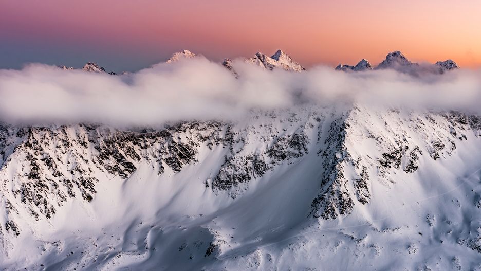 Tatry - turyści z Morskiego Oka i Doliny Roztoki opuścili schroniska.