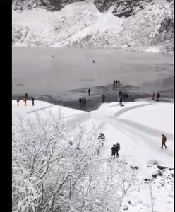 Turyści nadal wchodzą na Morskie Oko. Mężczyzna z Budapesztu przeszedł 350 m od brzegu