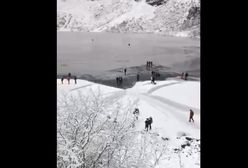 Turyści nadal wchodzą na Morskie Oko. Mężczyzna z Budapesztu przeszedł 350 m od brzegu