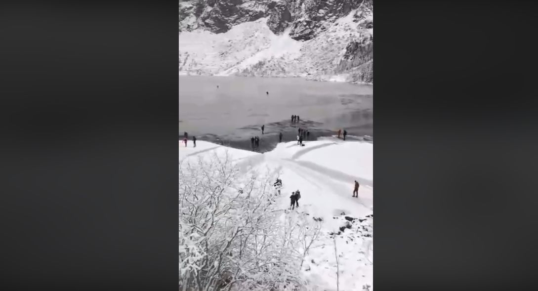 Turyści chodzą po lodzie na Morskim Oku. "Jego warstwa jest cienka"