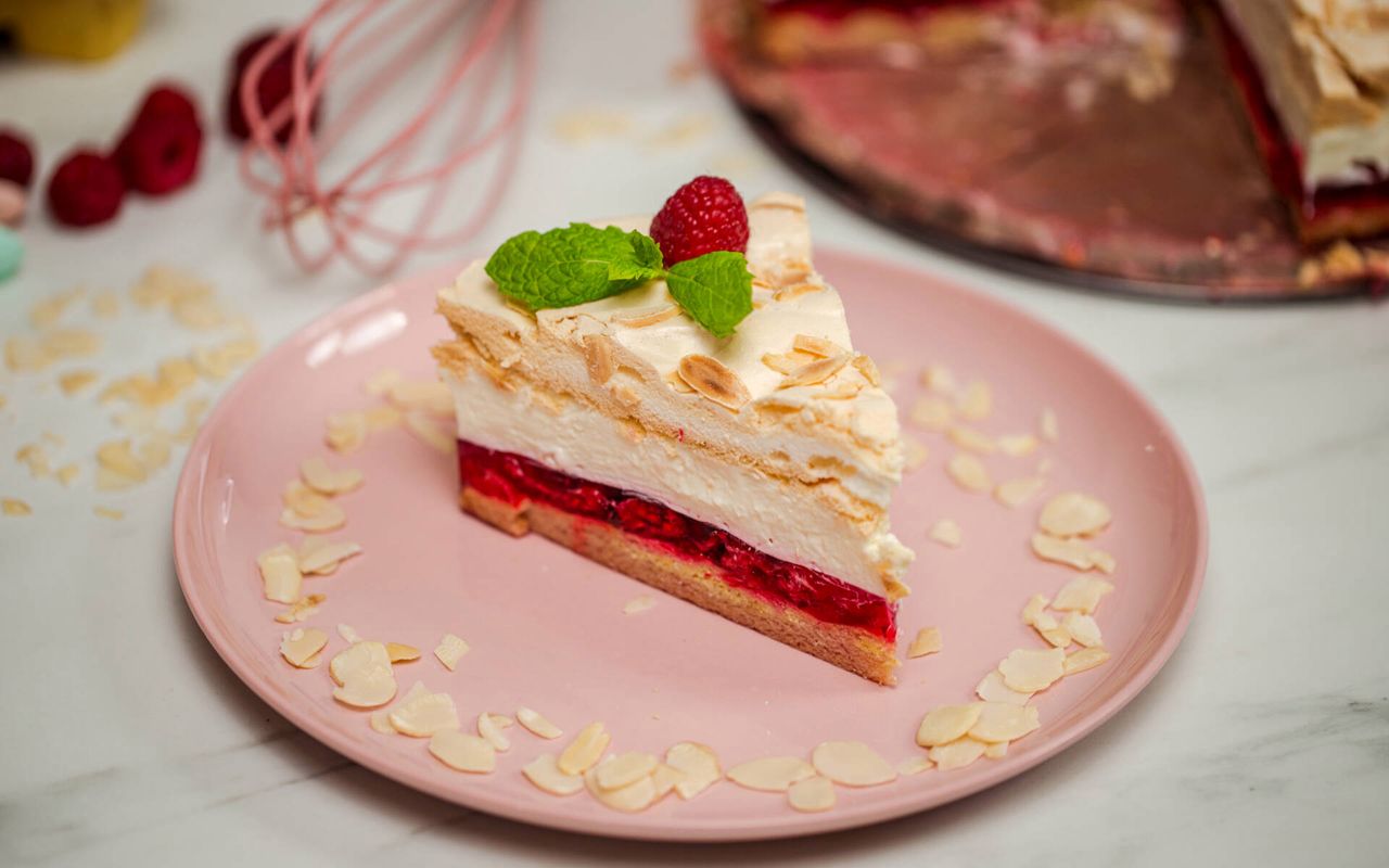 Ciasto malinowa chmurka - najlepszy przepis na kultowy deser