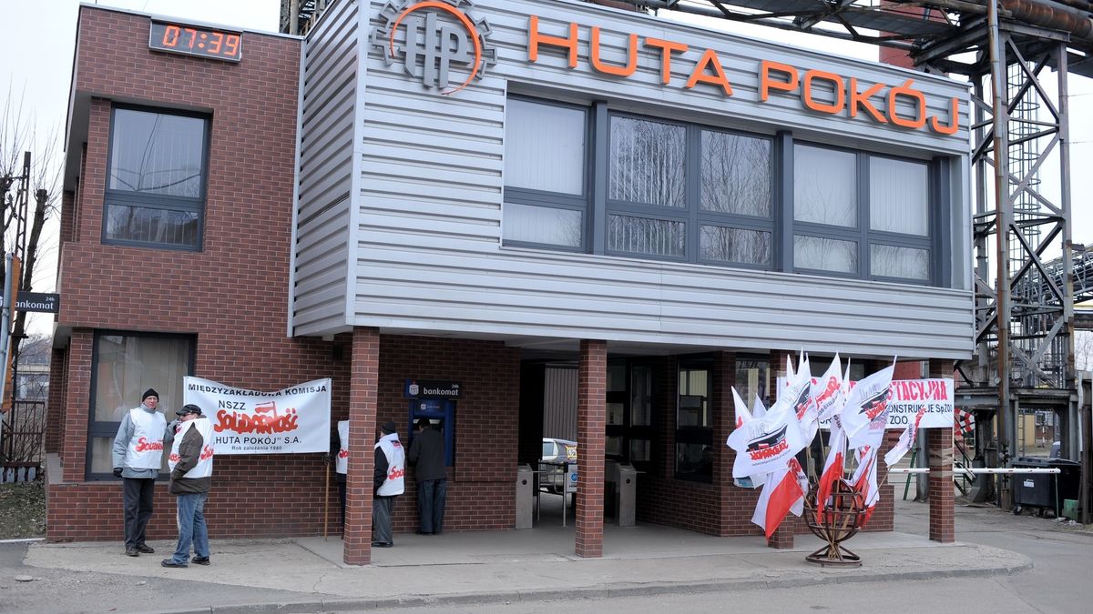 Pracownicy Huty Pokój od dawna nie mieli spokoju. W ostatnim czasie spółka zalicza straty, nie było pomysłów na zmiany.