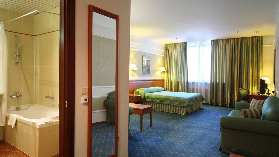 Turysta był zadowolony z wakacji, ale nie podobała mu się łazienka w pokoju hotelowym