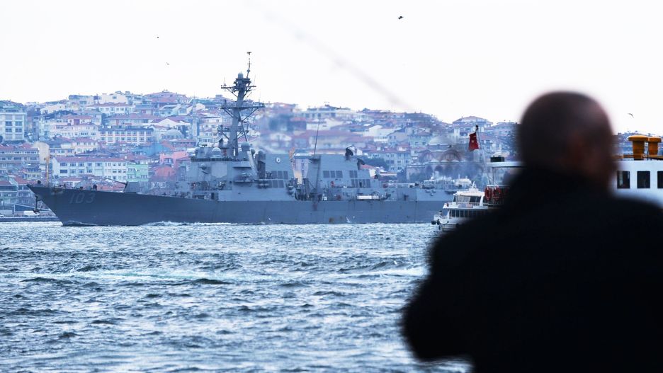 Amerykański okręt rakietowy o napędzie atomowym USS Truxtun podczas ćwiczeń na Morzu Czarnym w 2014 r.