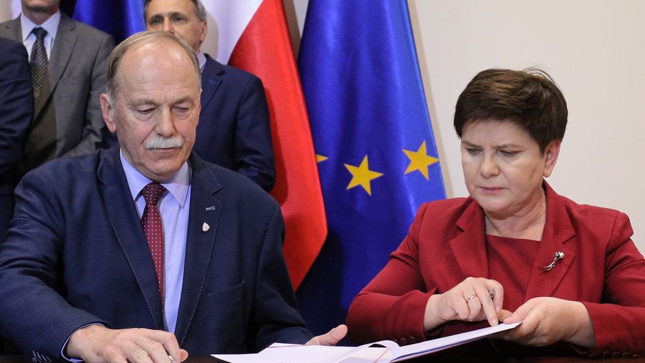 Szef nauczycielskiej "Solidarności" podpisuje porozumienie
