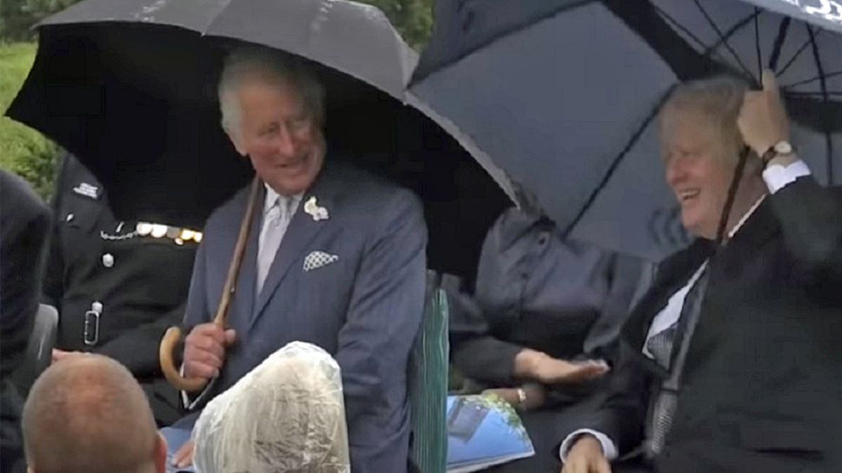 Boris Johnson walczył z parasolem jak z największym żywiołem. Książę Karol nie powstrzymał śmiechu. Co tam się działo!