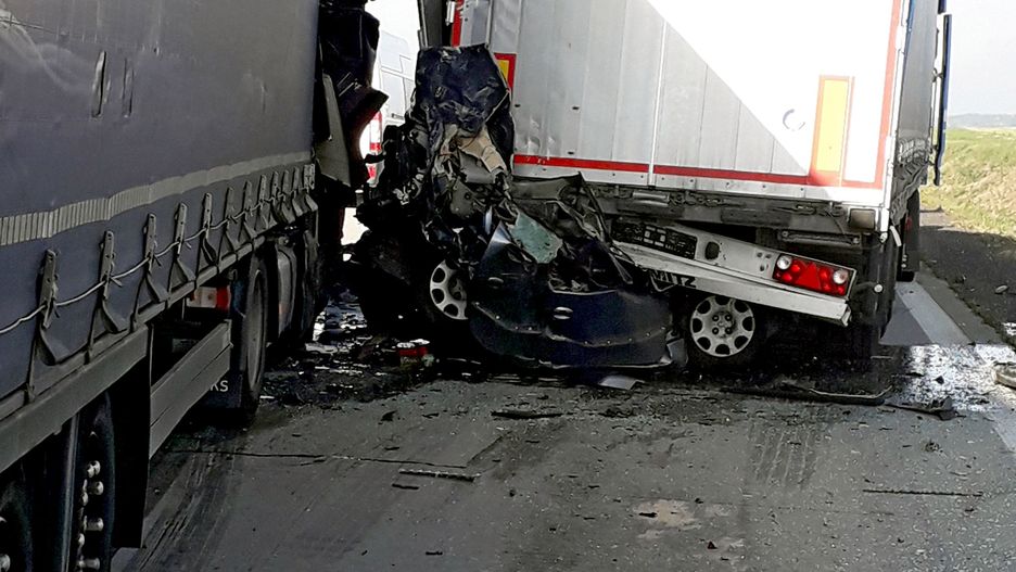 Auto osobowe zostało dosłownie zmiażdżone przez ciężarówki