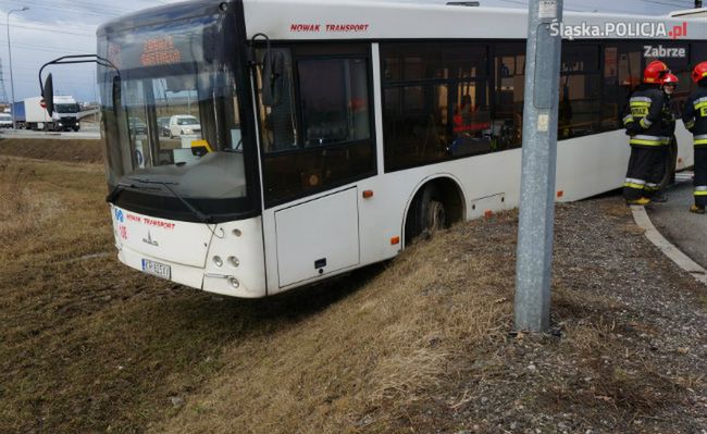 Kierowca autobusu stracił przytomność. Przejechał rondo na wprost